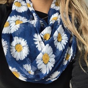 Daisy Patterned Scarf